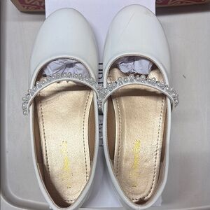Elegant White Kids Shoes with Pearl Detail